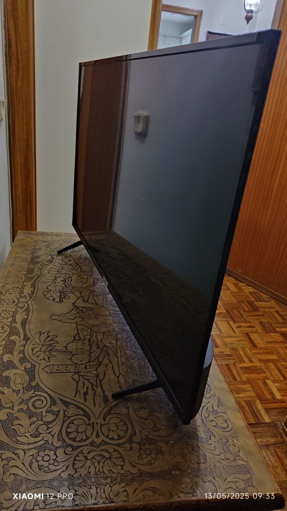 TV TCL 43 com tela partida