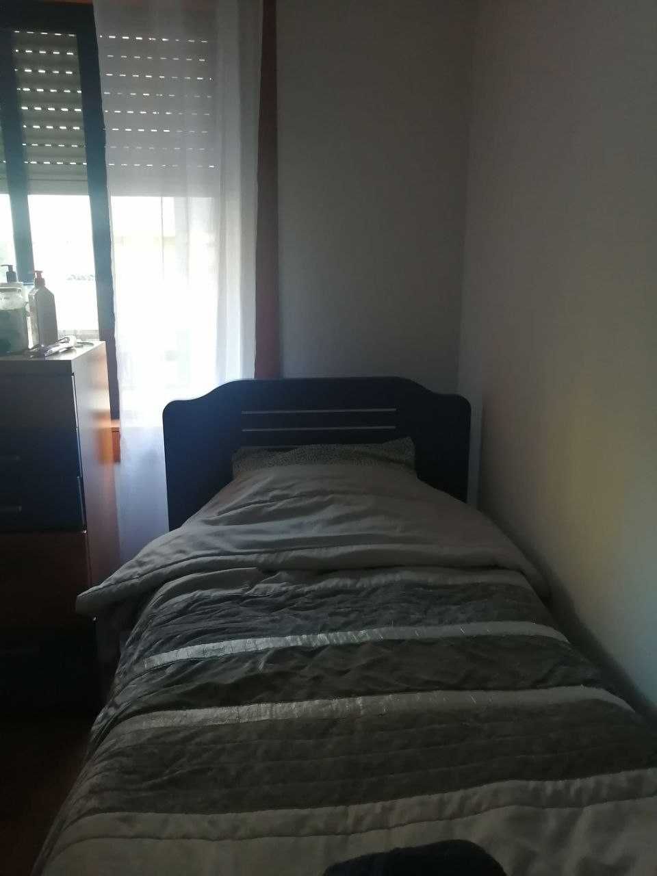 Cama de solteiro com gavetas.