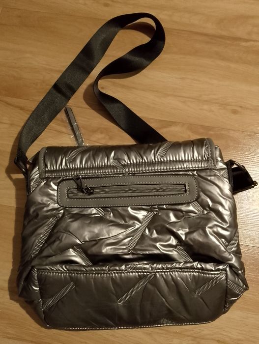 Nowa srebrna torebka listonoszka pikowana cross body