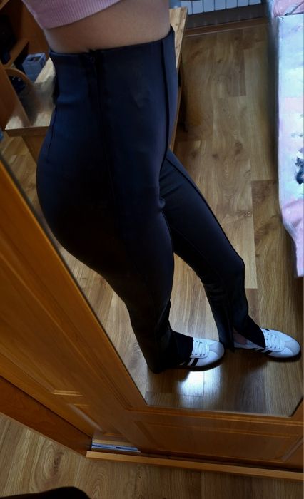 Skórzane spodnie z rozszerzanymi nogawkami