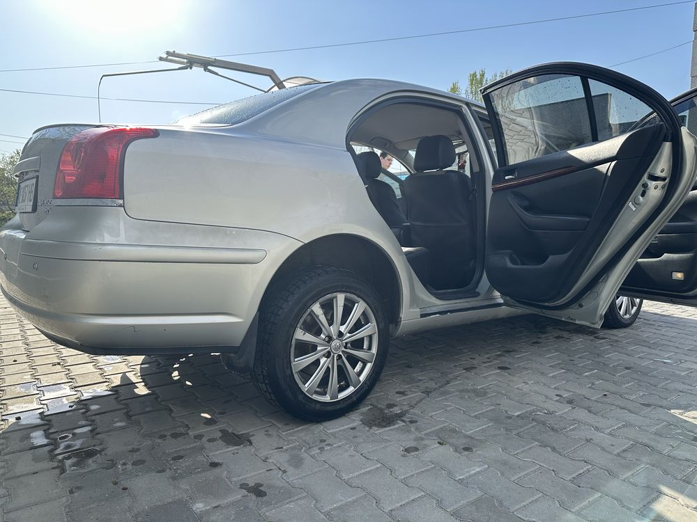 Продам тайоту авенсис 2003