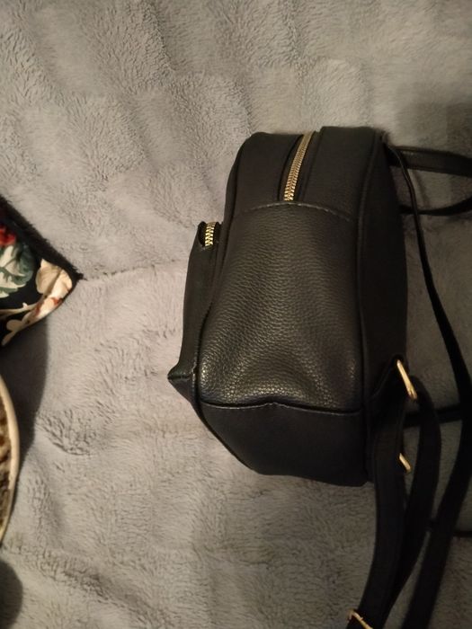 Plecak czarny zapinany na suwak z przodu kieszeń na suwak stan idealny