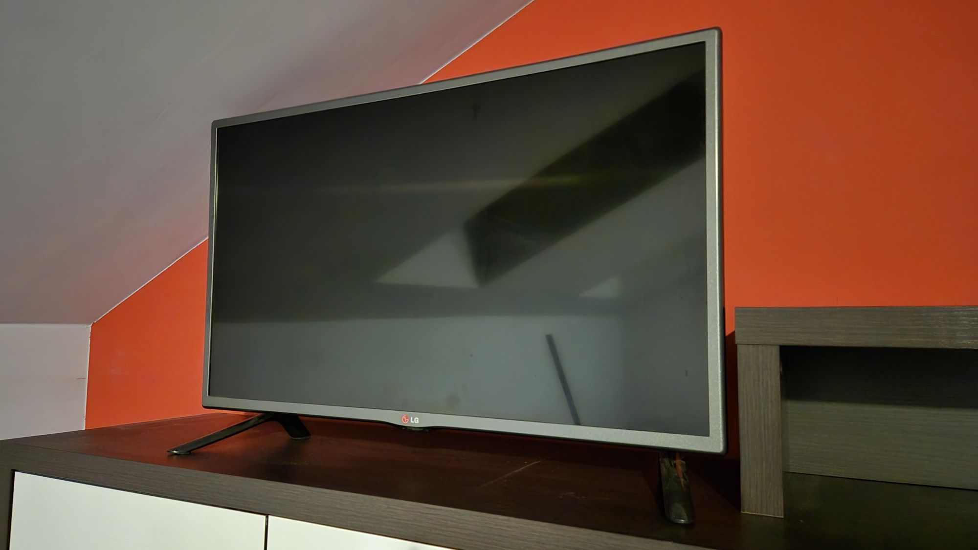 Telewizor LG HD TV LED smukły 32" szaro srebrny z HDMI sprawny monitor