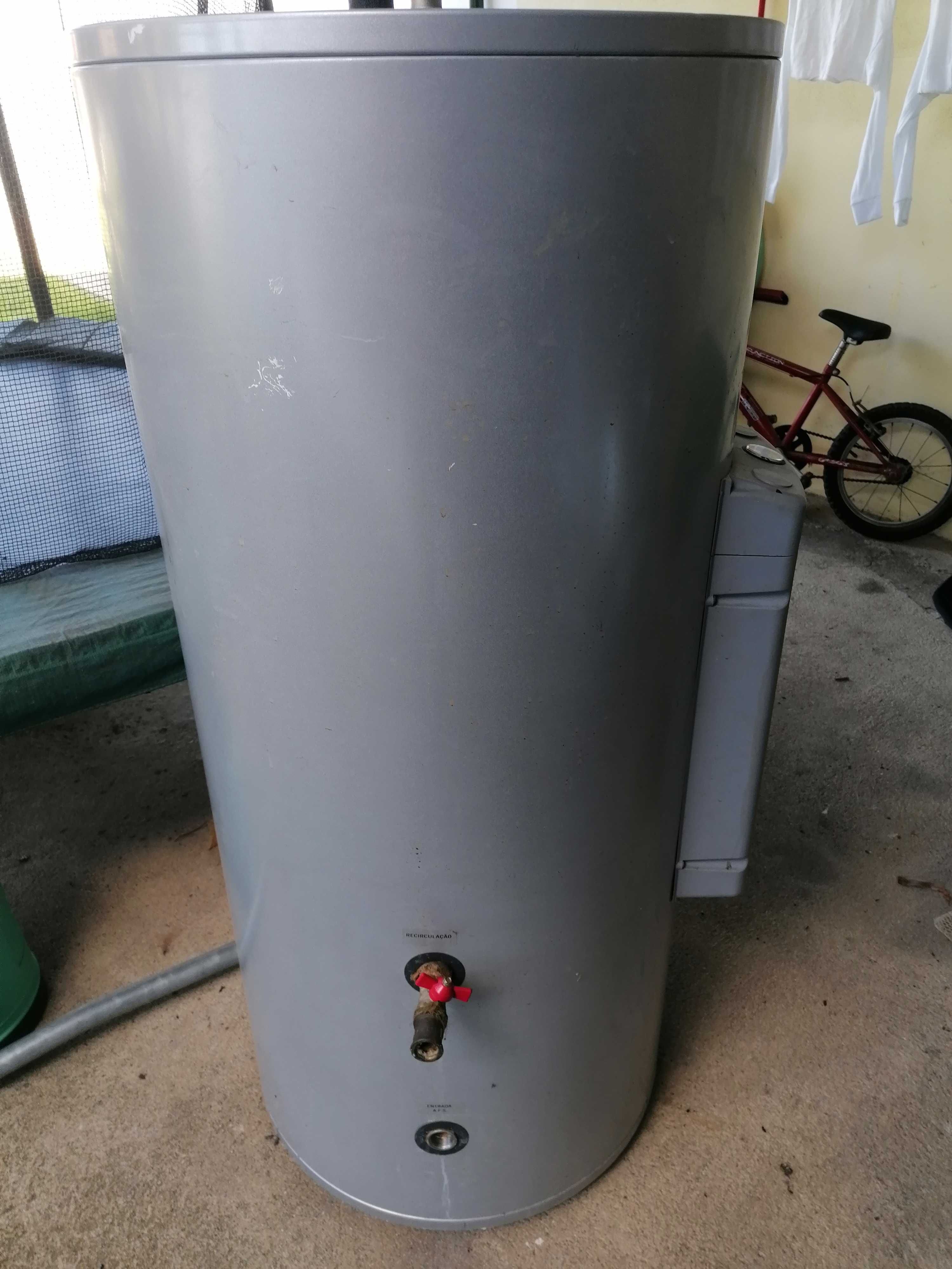 Acumulador de água quente com resistência