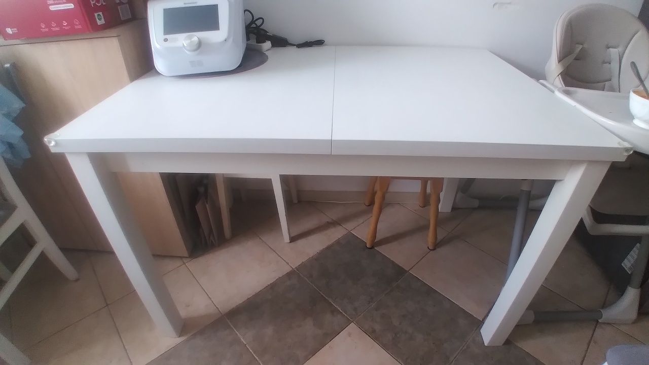 Stół z krzesłami