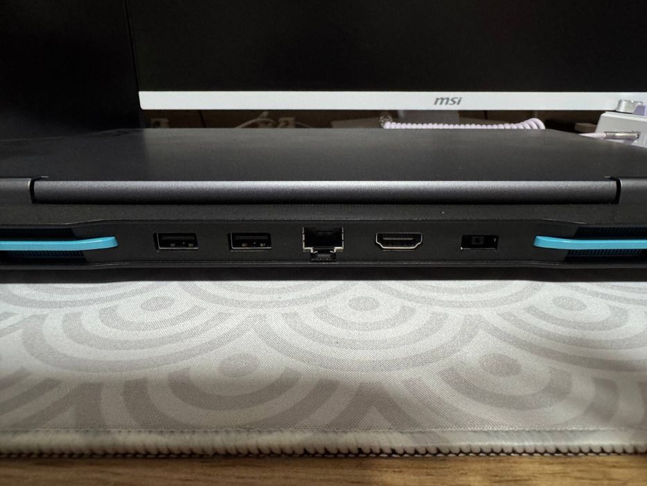 Ноутбук ігровий Lenovo LOQ 15IRH8 (82XV00SLRA) - заряжається по type-c