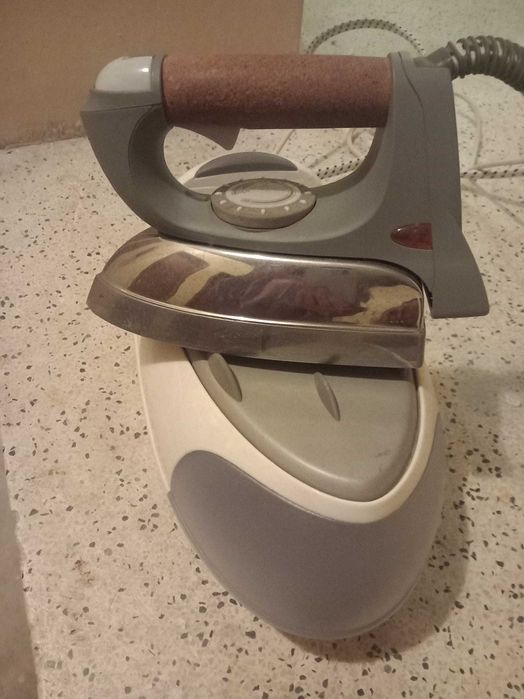 Ferro de engomar com caldeira