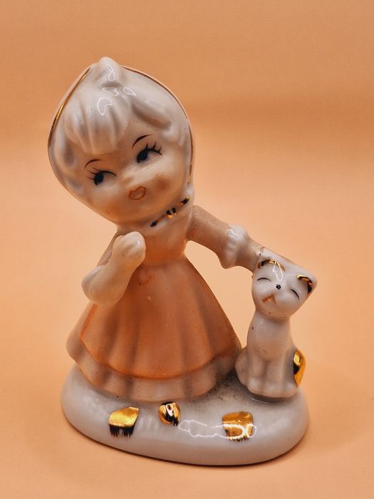 Figurka porcelanowa Dziewczynka z kotkiem