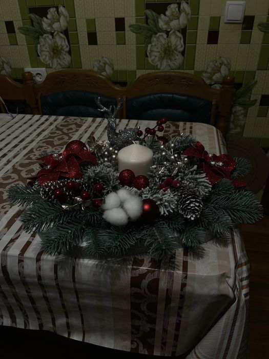 Новорічна композиція з ялинки з оленем, свічкою та червоними акцентами