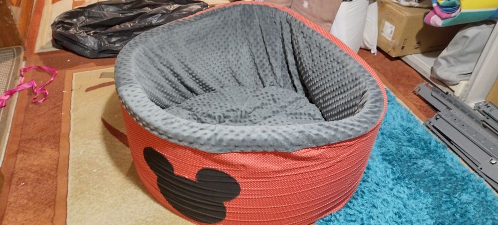 Suchy basen z kolorowymi kulkami