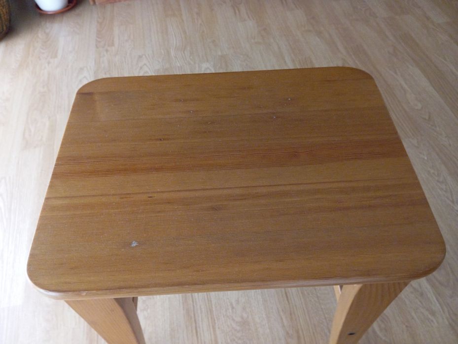 pequena mesa de madeira( ou peno banco)