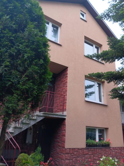 Dom jednorodzinny w zabudowie szeregowej. Połączone garażem.