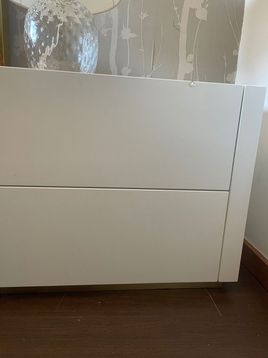 2 Mesas cabeceira branca e dourada