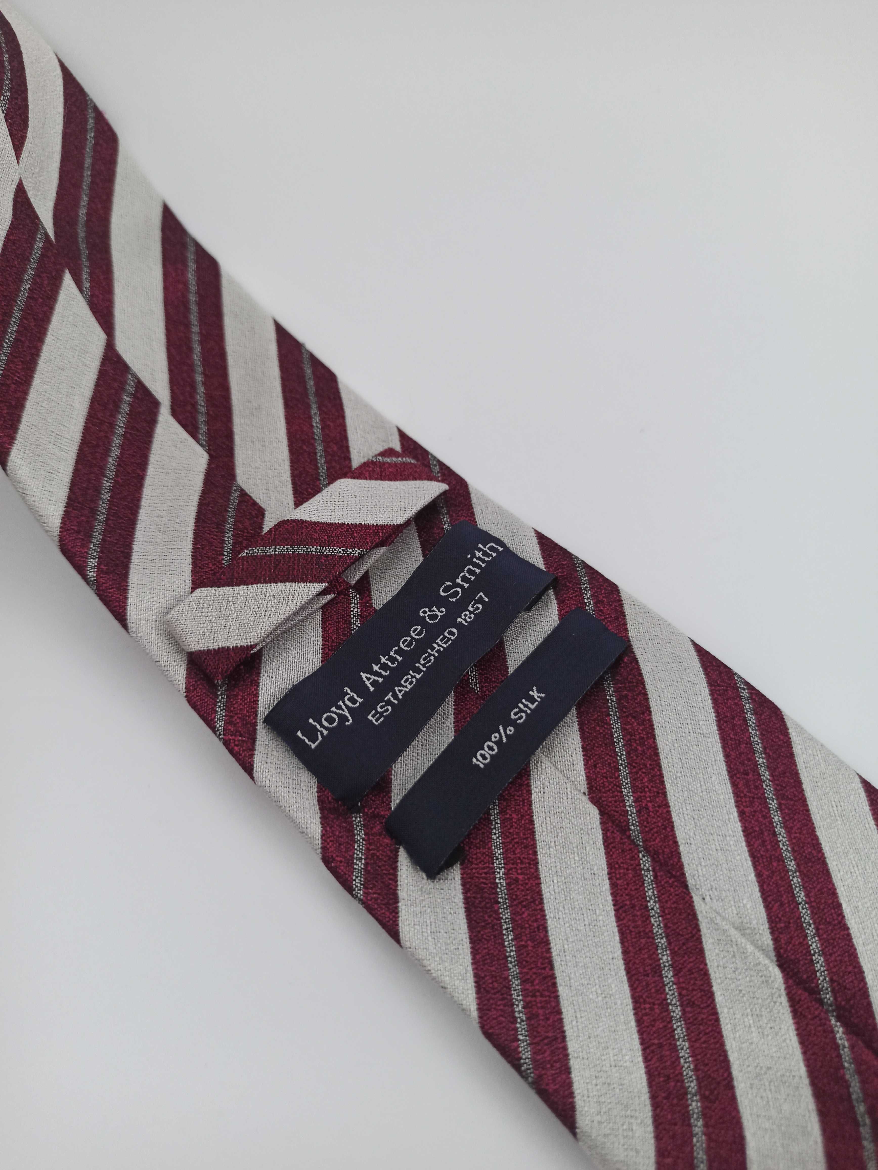 Srebrny czerwony jedwabny krawat w paski