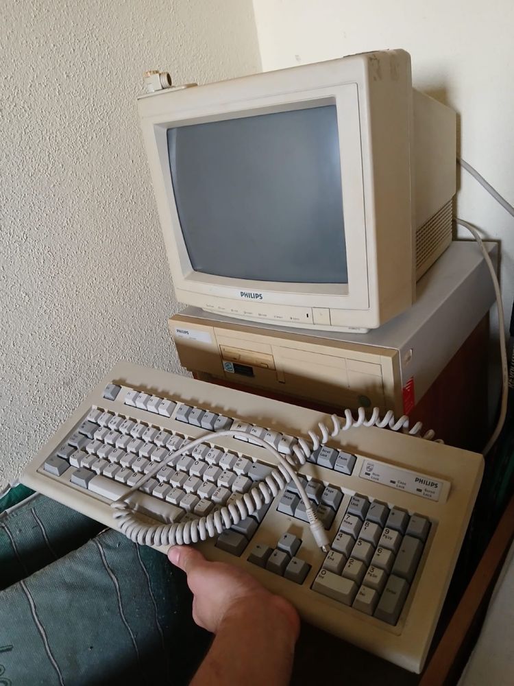 Computador antigo Philips + monitor + teclado