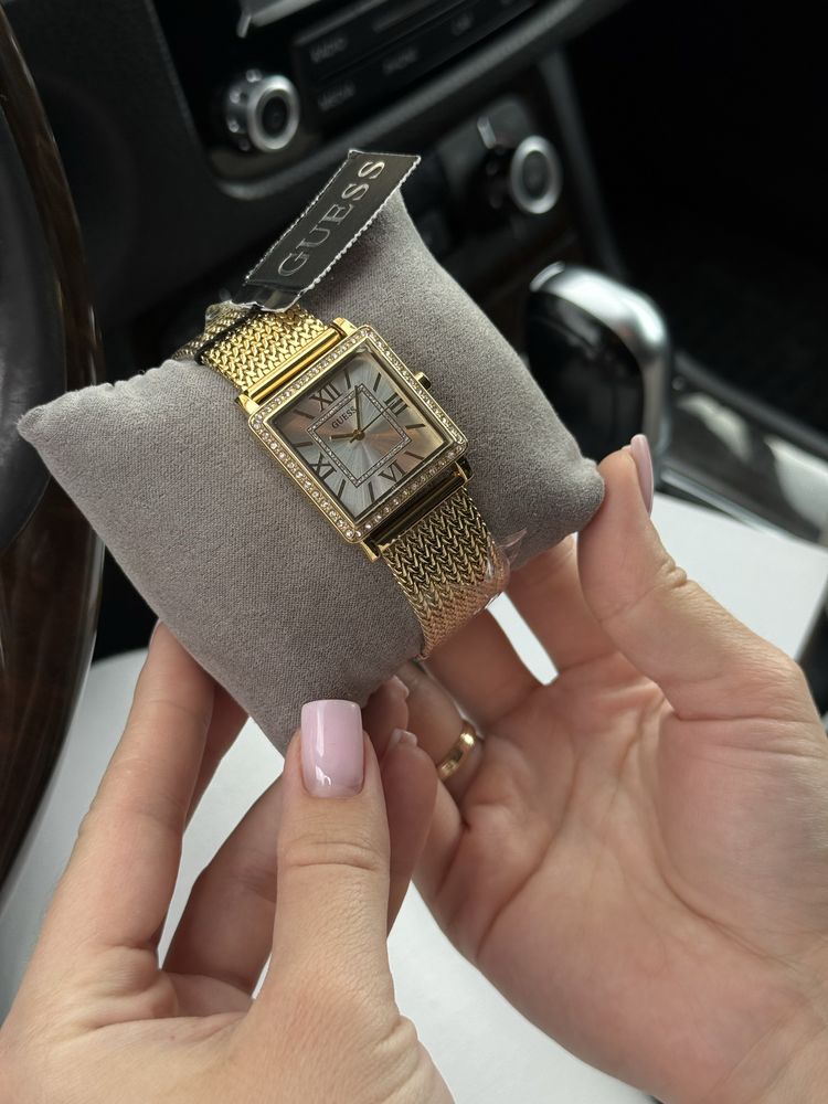 Жіночий годинник від Guess