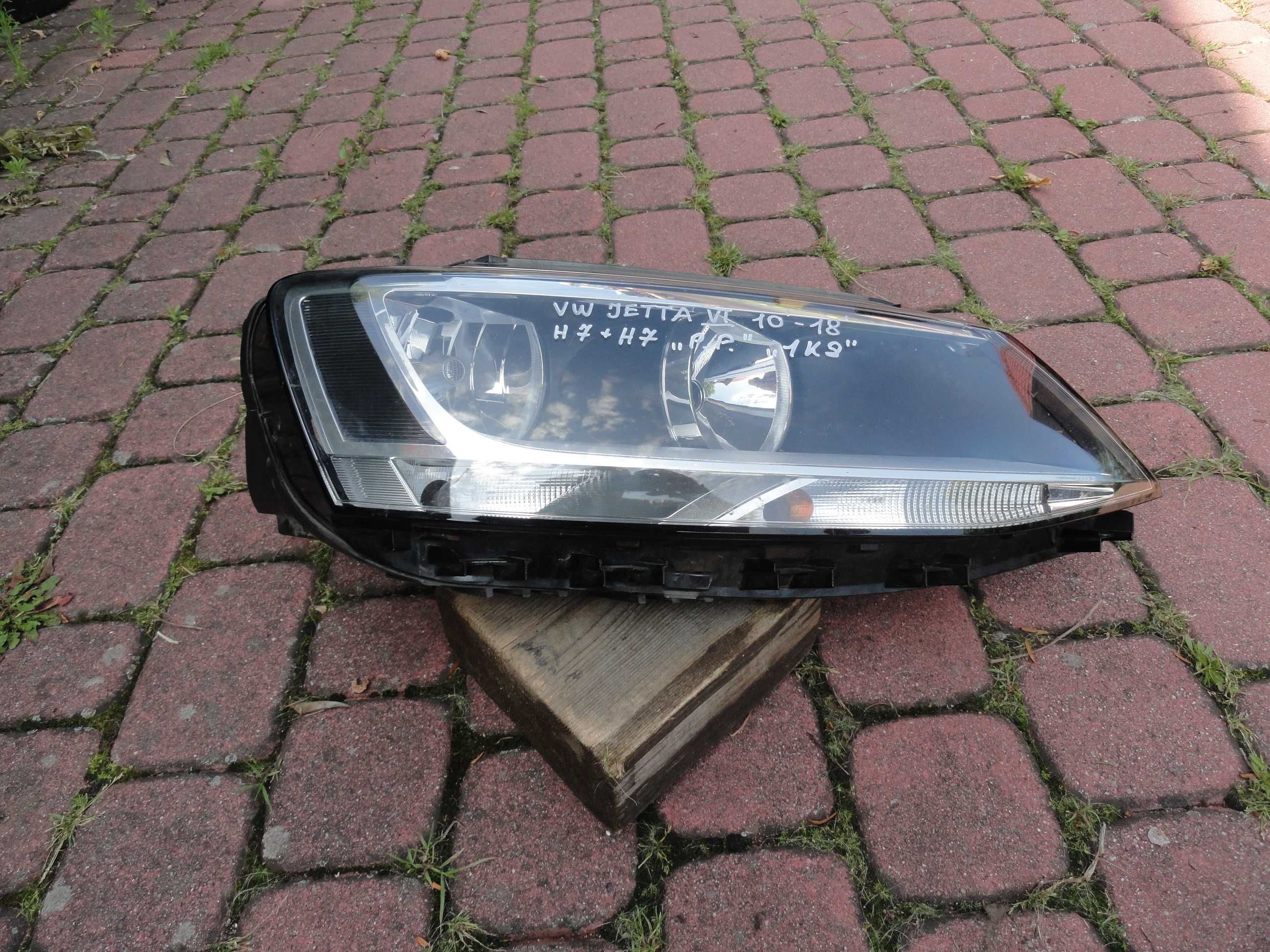 VW Jetta Reflektor prawy 10-14