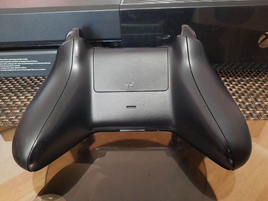 Xbox one 500gb + геймпад + игры