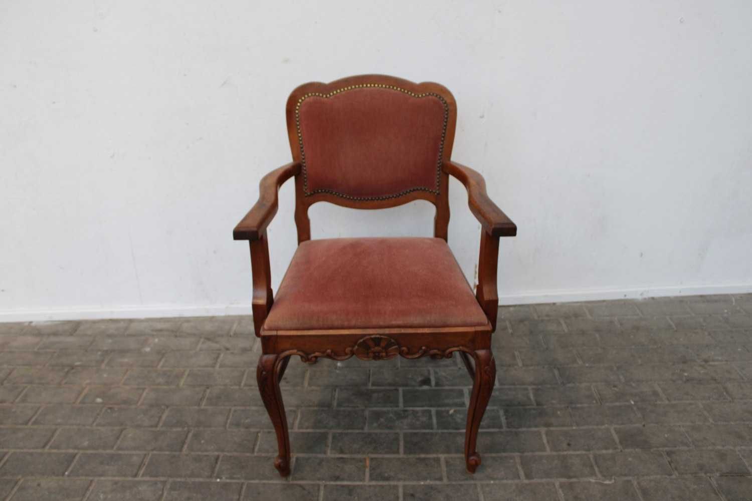 Stary tapicerowany gabinetowy fotel ludwikowski 152