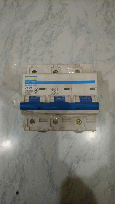 Автоматичний вимикач D100