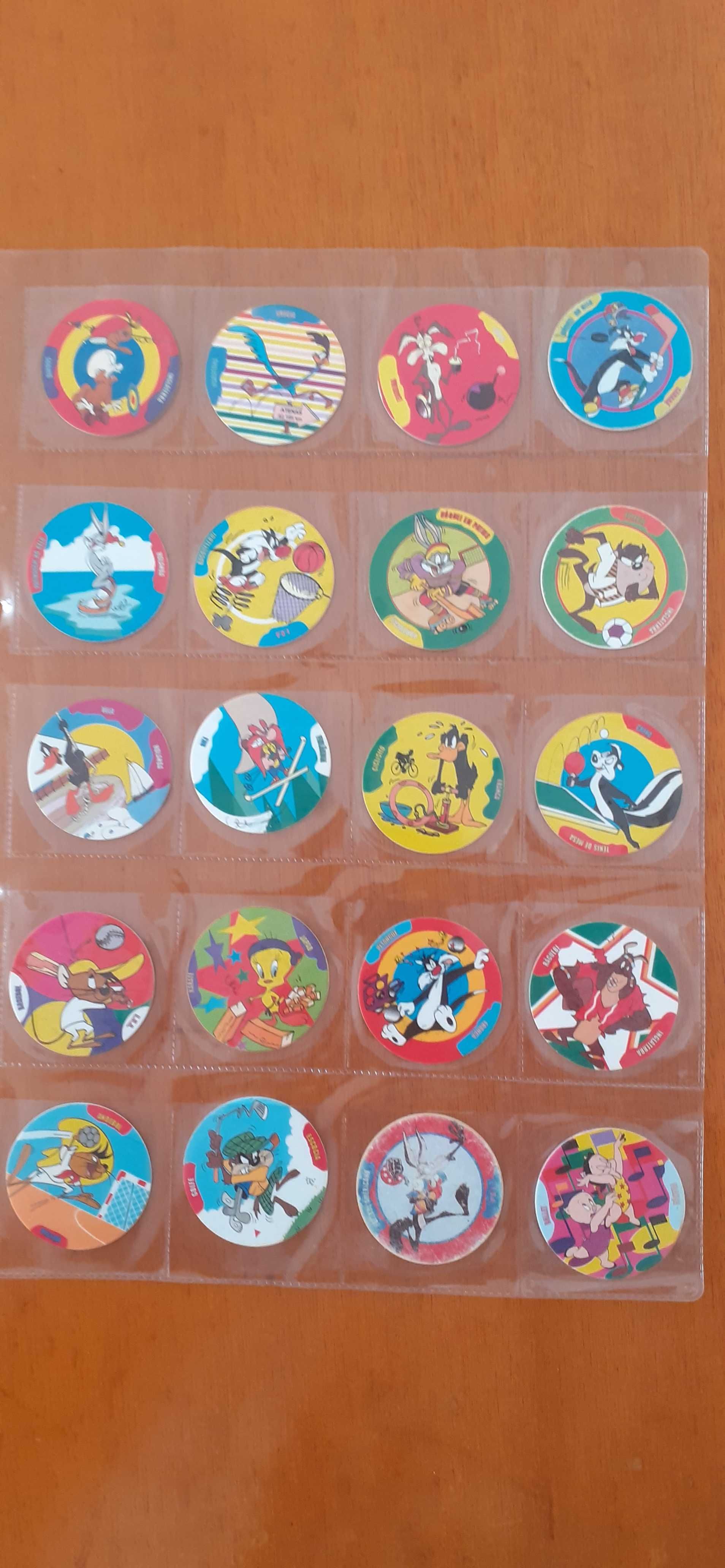 Tazos com diferentes temas