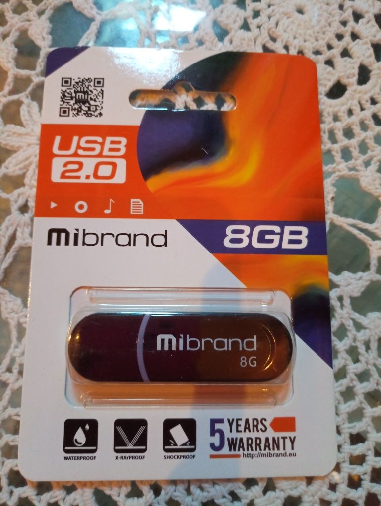Продається флеш -накопичувач для зберігання даних 8 GB