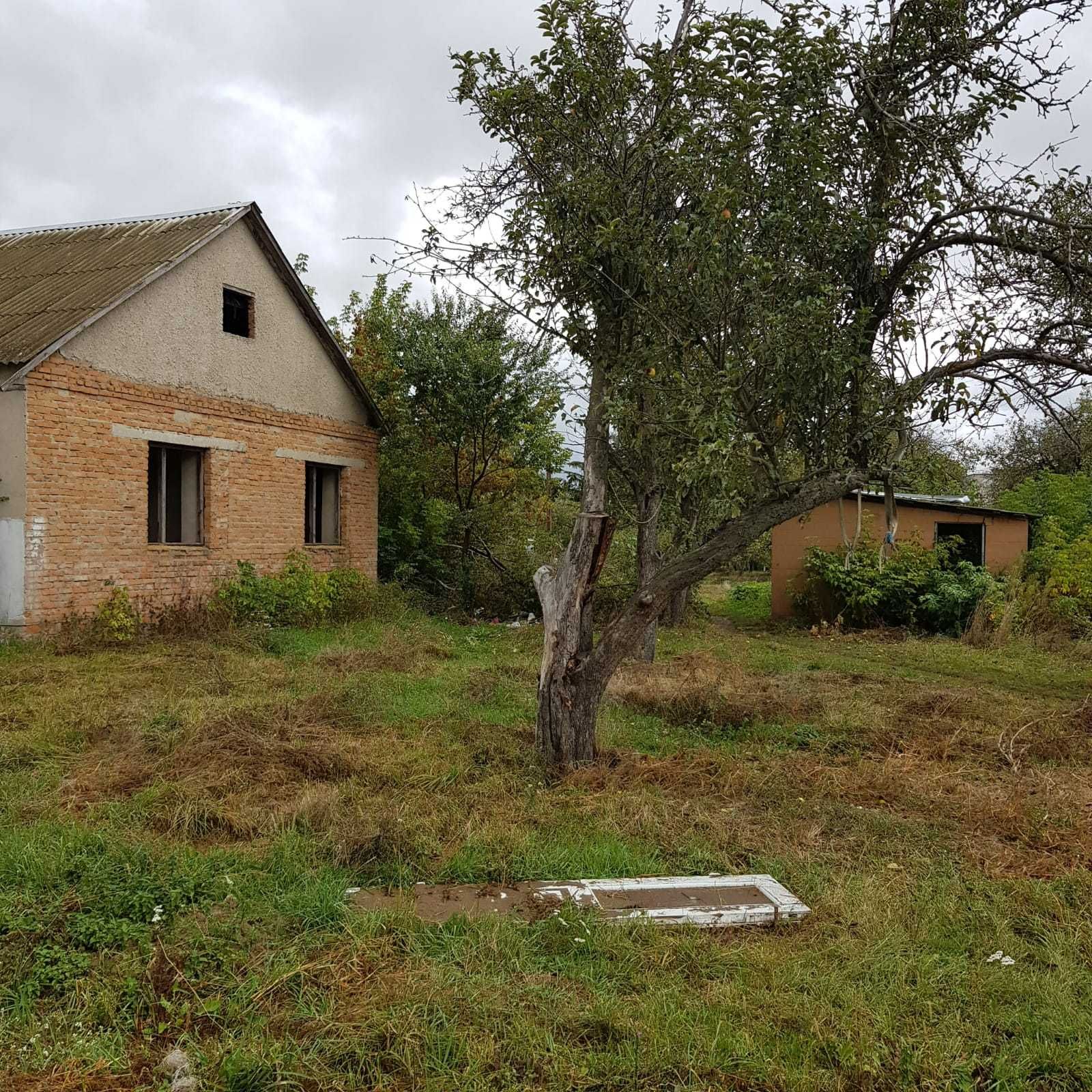 Нежитлова будівля + автогараж в центрі села Парипси, Житомирська обл.