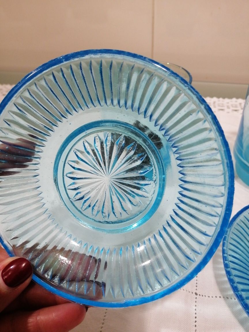 2 copos com brasão em estanho cor azul e com prato.