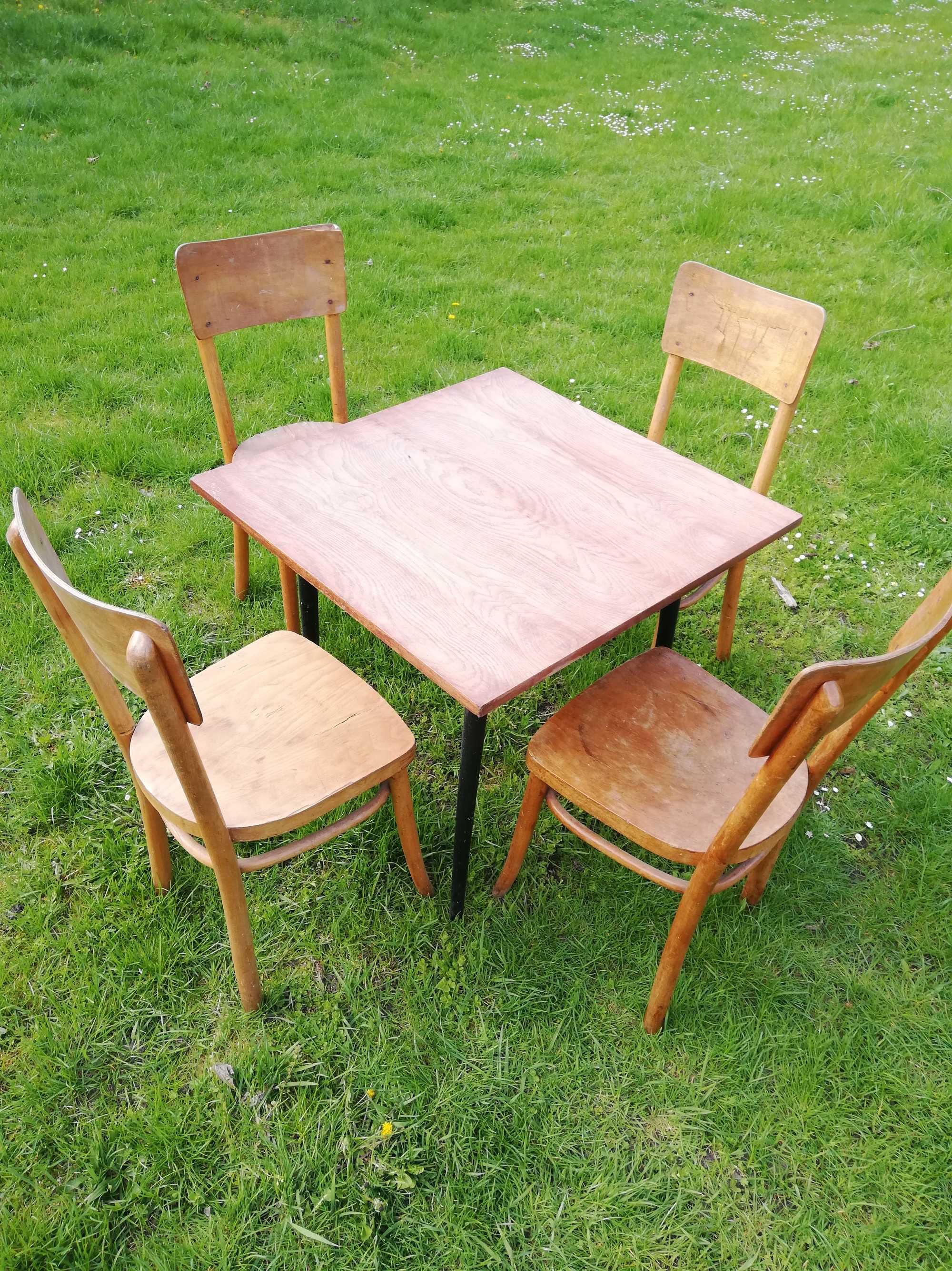 stary stół z krzesłami PRL