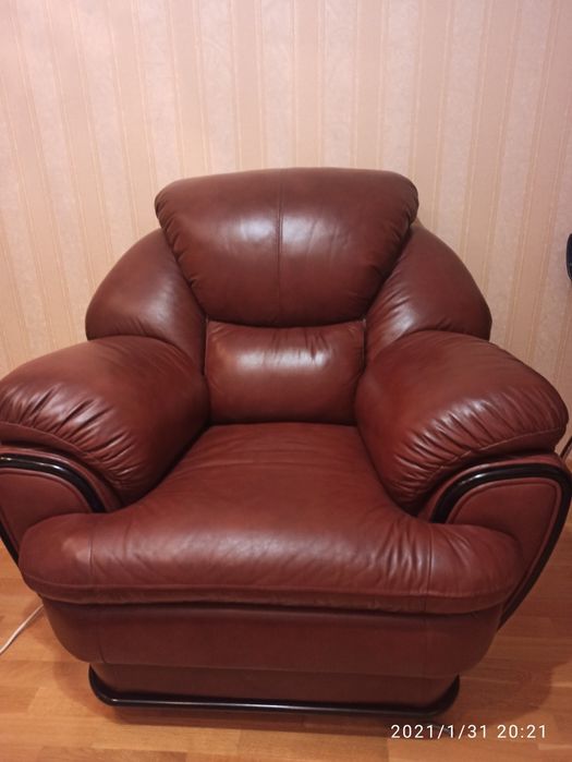 Продам шкіряне крісло .