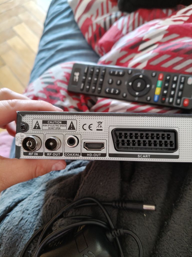 Dekoder (TUNER) DVBT2/HEVC GOSAT Z pilotem programowalnym
