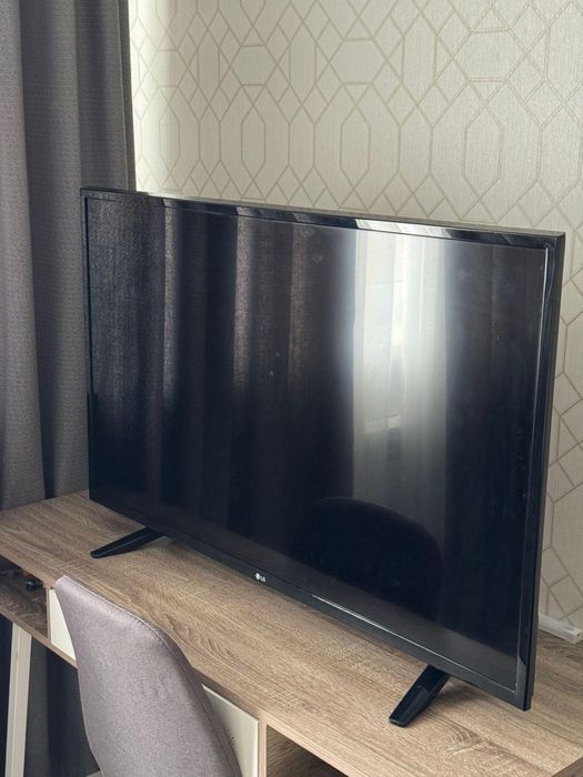 Телевізор LG з кронштейном на стіну