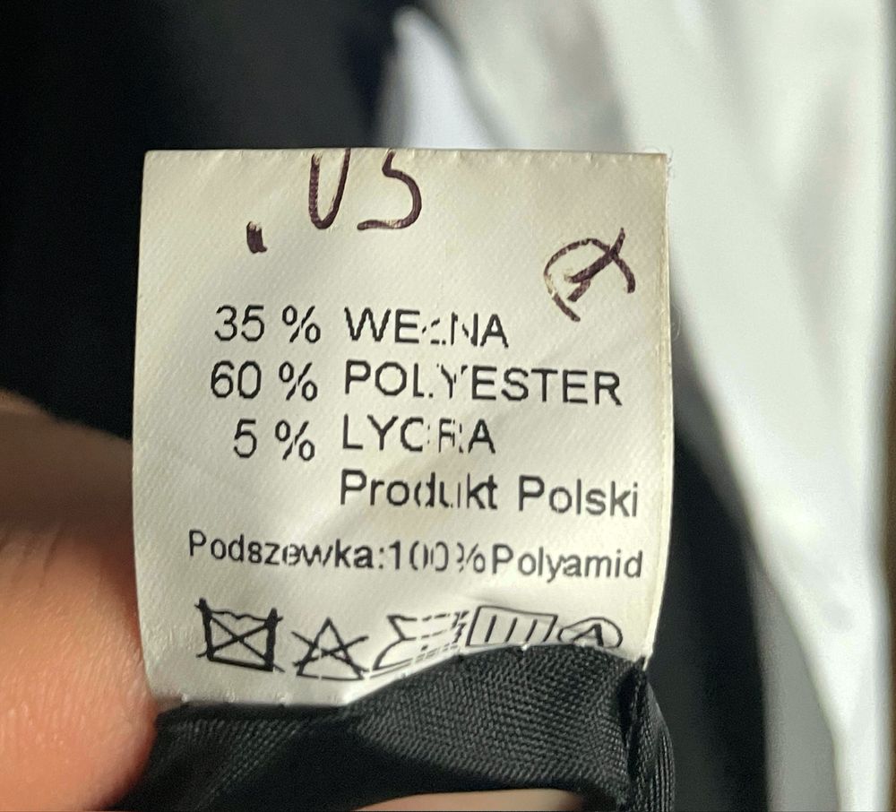 Czarny męski garnitur