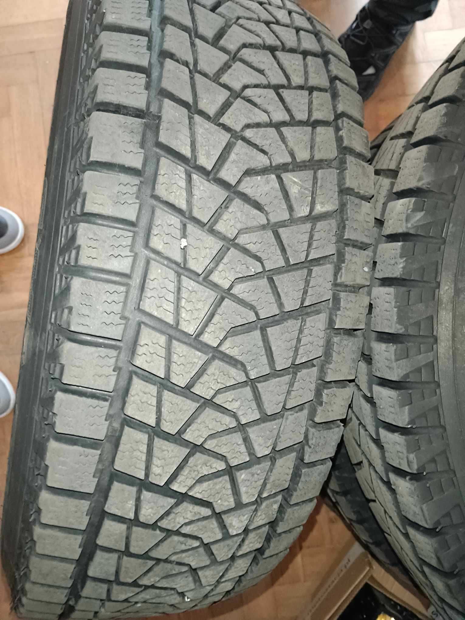 koła do Volvo XC 90 z bieżnikiem zimowym w rozmiarze 235/65/17.