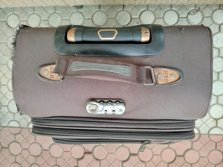 Чемодан дорожный