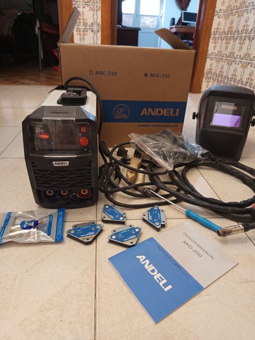 Máquina de soldar com um dia de trabalho completamente nova. vai com t