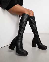 Schuh – Della – Czarne obcisłe botki do kolan na obcasie