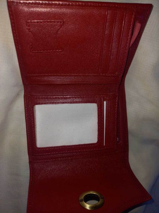 Carteira em pele vermelha