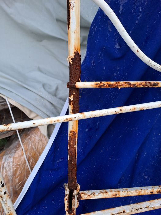 Cabeceiras de cama, cadeira e lavatório em ferro
