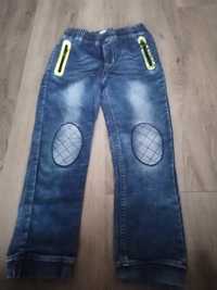Spodnie jeansy  dla chłopca w rozmiarze 104/110