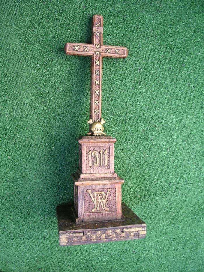 Drewniany krzyż stojący (pasyjka) z 1911 roku