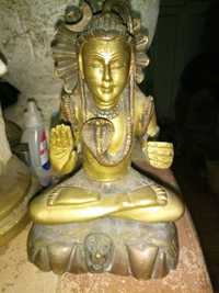 Старинная бронзовая статуя Будды