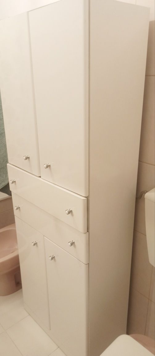 Móvel para casa de banho com bastante arrumação