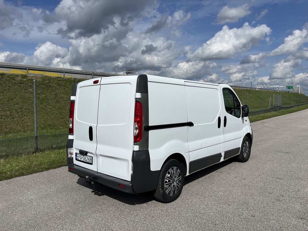 Opel Vivaro Trafic Primastar 2.0 115km Klimatyzacja Hak 2 komplety kół