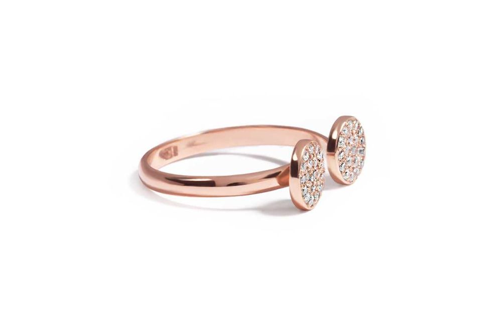 Элегантное кольцо из красного золота с фианитами