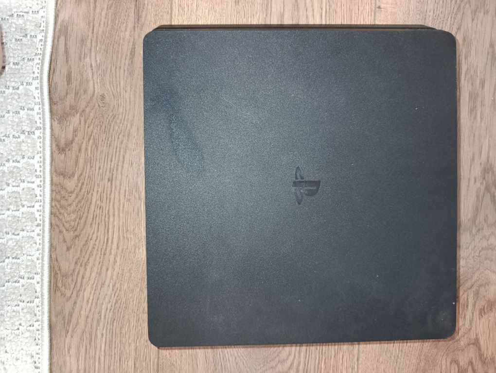 Продаю PS 4 з двома джойстиками та дисками