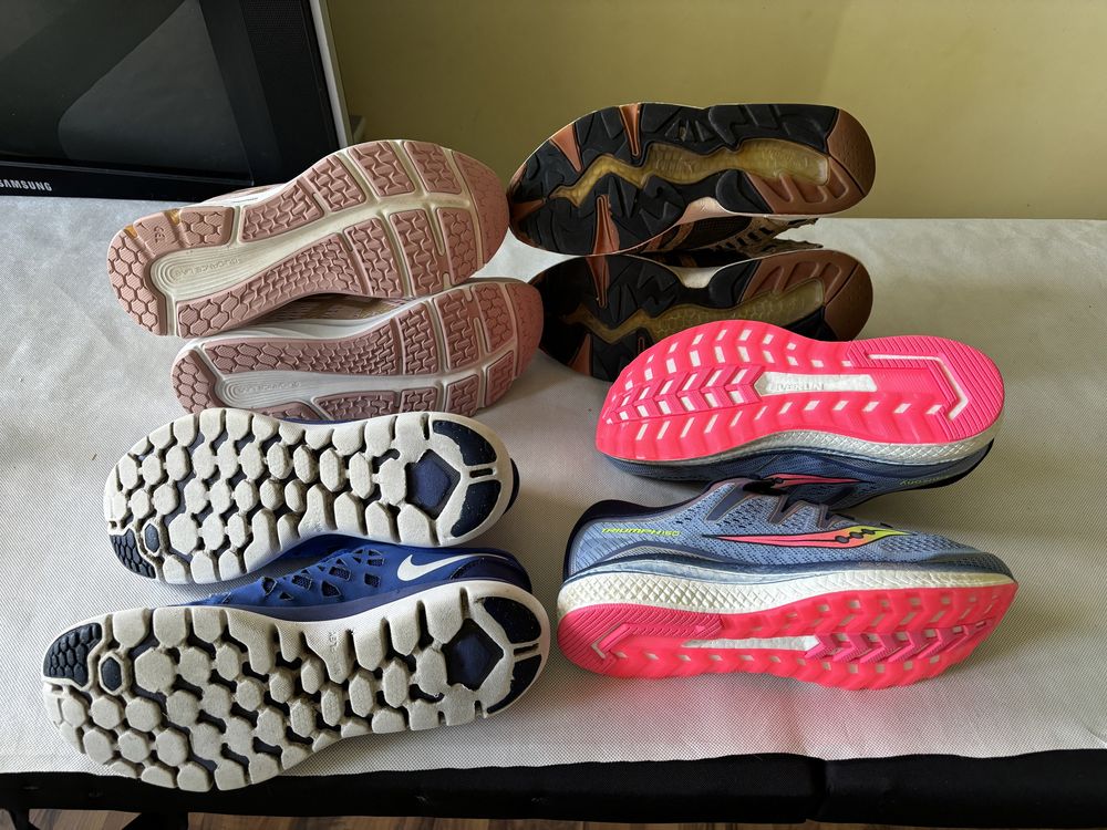 Кросівки 42 бігові asics nike