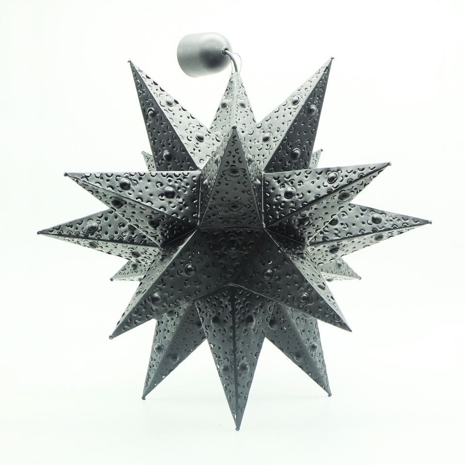 Candeeiro em metal cor preto, formato estrela, perfurado