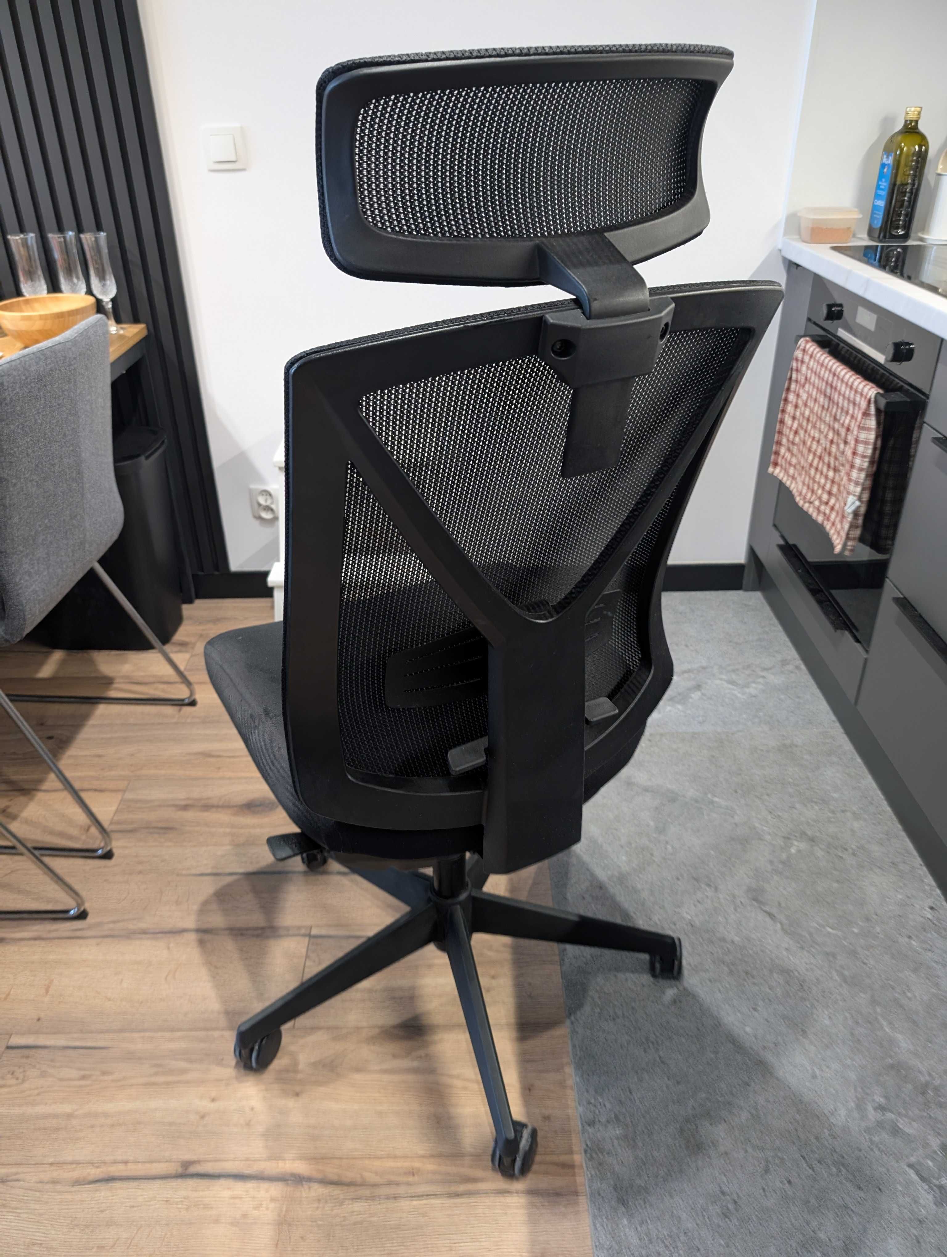 Ergonomiczne krzesło biurowe z zagłówkiem i podnóżkiem