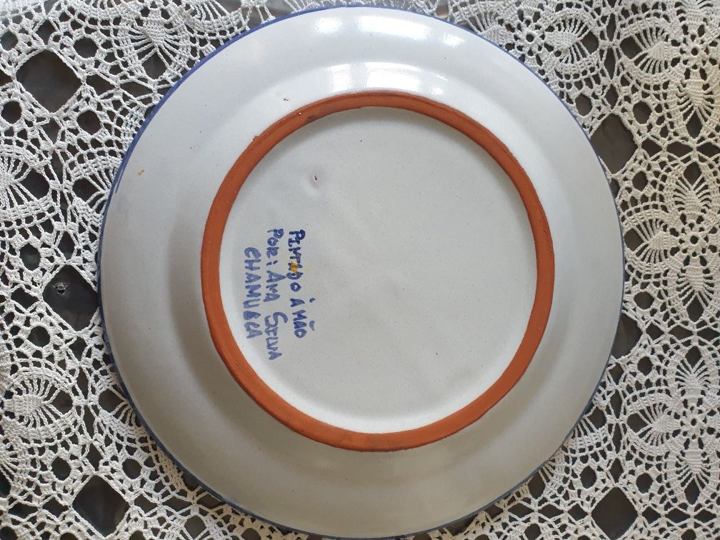 3 pratos: 1 pintado à mão,2 da Soc. de Porcelanas de Coimbra
